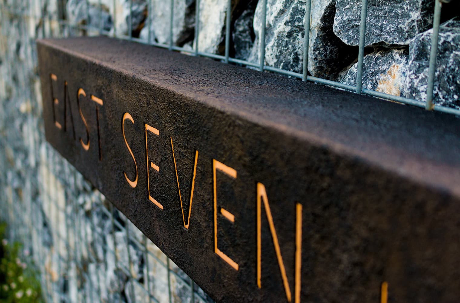 EAST SEVEN ロゴデザイン・サイン計画施工